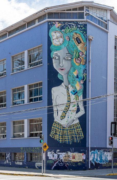 Avenida Brasil: Liceo Mixto Matilde Brandau de Ross mit Street Art Valparaíso