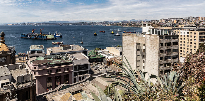 Blick vom Cerro Concepción: Puerto de Valparaíso, Pazifischer Ozean, Viña del Mar