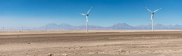Provincia de El Loa Atacama mit Windkraftanlagen, Anden