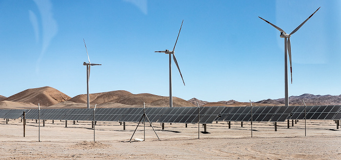 Atacama mit Windkraftanlagen und Solarkraftwerk Provincia de El Loa