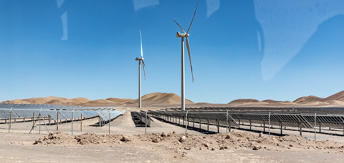 Provincia de El Loa Atacama mit Windkraftanlagen und Solarkraftwerk