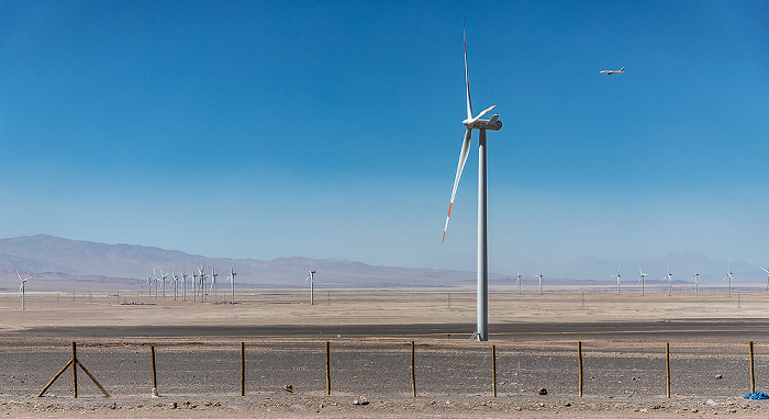 Atacama mit Windkraftanlage Provincia de El Loa