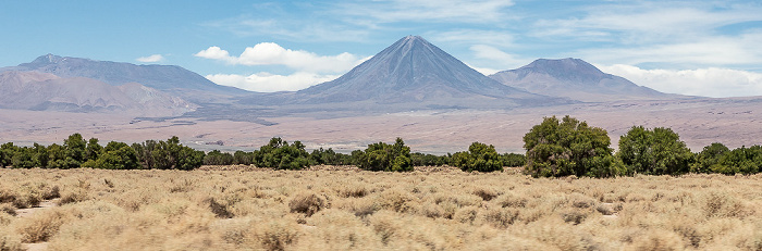 Salar de Atacama Cordillera Occidental (Anden) mit links dem Volcán Sairecabur, in der Mitte dem Volcán Licancabur und rechts dem Volcán Juriques