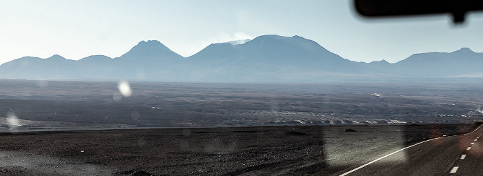 Salar de Atacama Ruta 23-CH, Anden mit dem Volcán Aguas Calientes (links) und dem aktiven Volcán Láscar (rauchend)