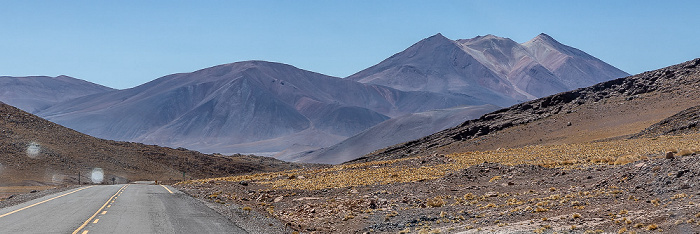 Altiplano Anden mit den Cerros de Incahuasi (rechts)