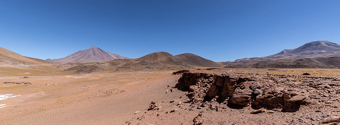 Altiplano Piedras Rojas / Salar de Aguas Calientes III Cerro Tuyajto Volcán Miñiques