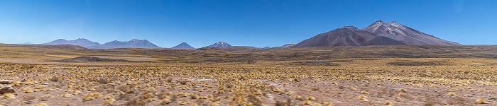 Altiplano Anden mit dem Volcán Miñiques (rechts)