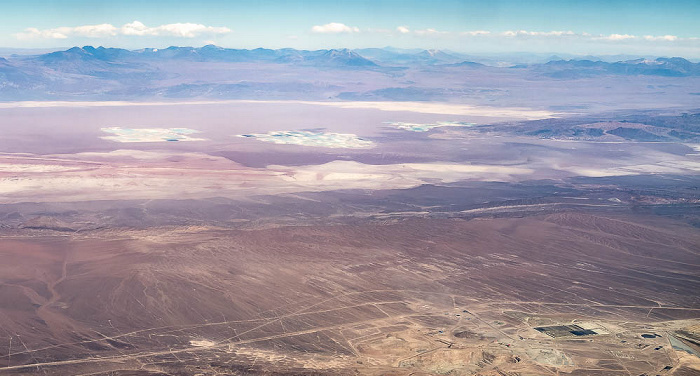 Salar de Atacama mit den Minen der Sociedad Química y Minera (SQM) Región de Antofagasta