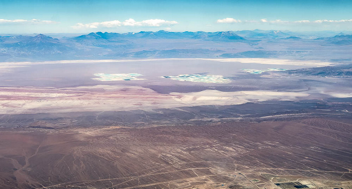 Salar de Atacama mit den Minen der Sociedad Química y Minera (SQM) Región de Antofagasta