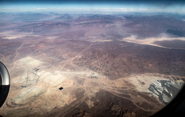 Mina Escondida (links), Tranque de Relaves Laguna Seca (rechts unten), Salar Punta Negra (rechts oben) Región de Antofagasta