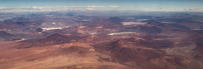 Anden mit dem Salar de Azufrera (links) und dem Salar Agua Amarga (rechts) Región de Atacama