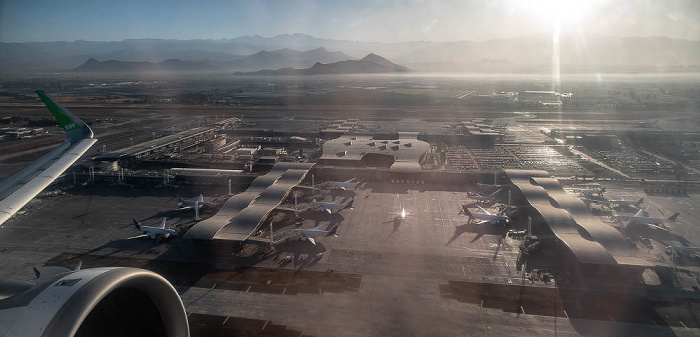 Santiago de Chile Aeropuerto Internacional Arturo Merino Benítez 2022-11-22 Flug SKU421 Santiago de Chile (SCL/SCEL) - El Tepual Int'l (PMC/SCTE) Luftbild aerial photo