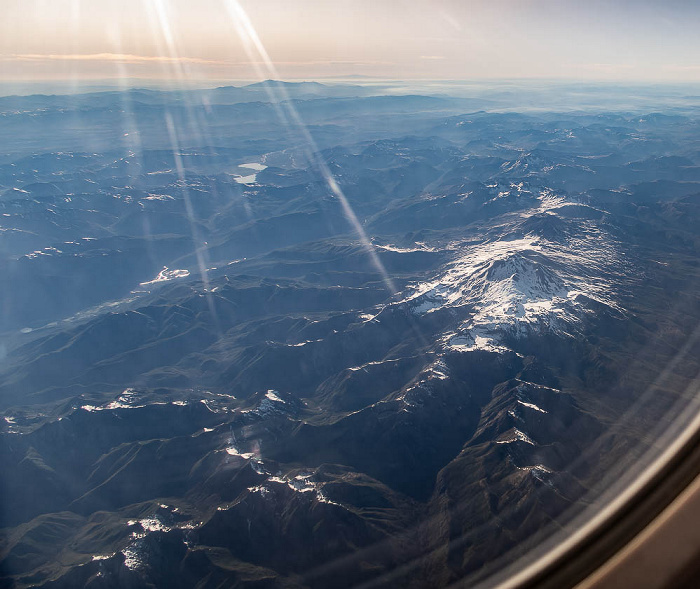 Chile Nevados de Chillán (rechts) 2022-11-22 Flug SKU421 Santiago de Chile (SCL/SCEL) - El Tepual Int'l (PMC/SCTE) Luftbild aerial photo