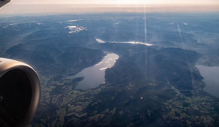 Región de la Araucanía Lago Colico, darüber der Lago Caburgua 2022-11-22 Flug SKU421 Santiago de Chile (SCL/SCEL) - El Tepual Int'l (PMC/SCTE) Lago Villarrica Luftbild aerial photo