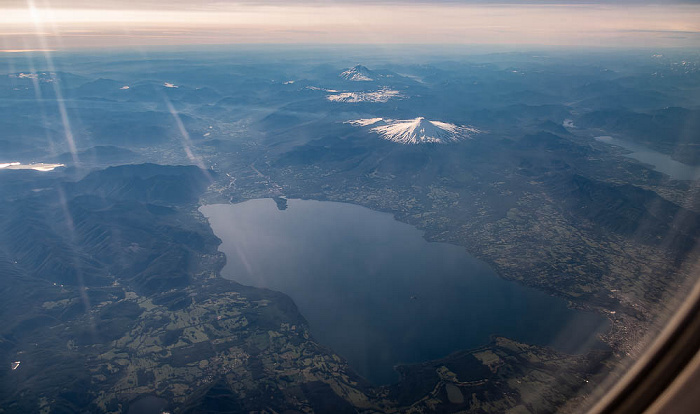 Región de la Araucanía Lago Villarrica, Volcán Villarrica 2022-11-22 Flug SKU421 Santiago de Chile (SCL/SCEL) - El Tepual Int'l (PMC/SCTE) Luftbild aerial photo