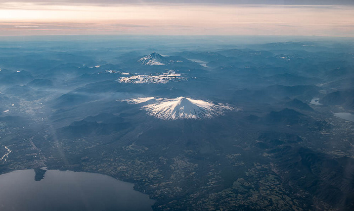 Región de la Araucanía Lago Villarrica (unten), Volcán Villarrica, Volcán Quetrupillán (oben) 2022-11-22 Flug SKU421 Santiago de Chile (SCL/SCEL) - El Tepual Int'l (PMC/SCTE) Luftbild aerial photo