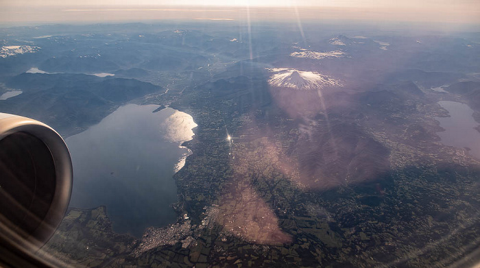 Región de la Araucanía Lago Villarrica (unten), Volcán Villarrica, Volcán Quetrupillán (oben) 2022-11-22 Flug SKU421 Santiago de Chile (SCL/SCEL) - El Tepual Int'l (PMC/SCTE) Luftbild aerial photo