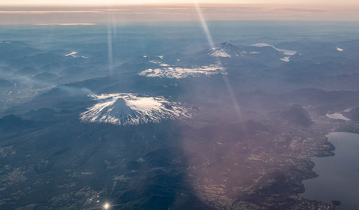 Volcán Villarrica, Volcán Quetrupillán (oben), Lago Calafquén (rechts unten) Región de la Araucanía