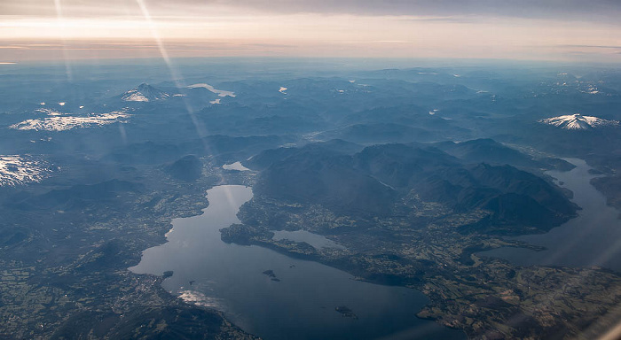 Patagonien Lago Calafquén, Lago Panguipulli (rechts), Volcán Mocho-Choshuenco (rechts oben) 2022-11-22 Flug SKU421 Santiago de Chile (SCL/SCEL) - El Tepual Int'l (PMC/SCTE) Luftbild aerial photo