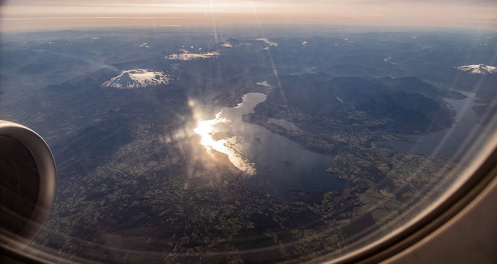 Patagonien Lago Calafquén, Lago Panguipulli (rechts) 2022-11-22 Flug SKU421 Santiago de Chile (SCL/SCEL) - El Tepual Int'l (PMC/SCTE) Luftbild aerial photo