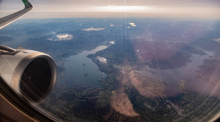 Patagonien Lago Calafquén, Lago Panguipulli (rechts) 2022-11-22 Flug SKU421 Santiago de Chile (SCL/SCEL) - El Tepual Int'l (PMC/SCTE) Luftbild aerial photo