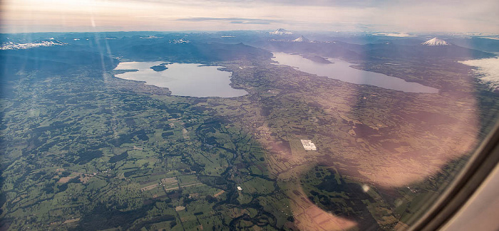 Patagonien Lago Puyehue (links), Lago Rupanco 2022-11-22 Flug SKU421 Santiago de Chile (SCL/SCEL) - El Tepual Int'l (PMC/SCTE) Luftbild aerial photo