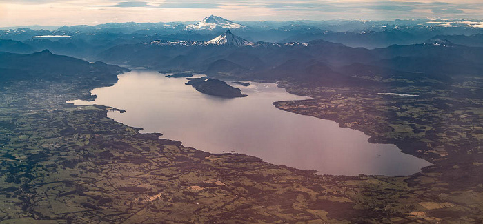 Lago Rupanco, Volcán Puntiagudo, Cerro Tronador (hinten) Patagonien