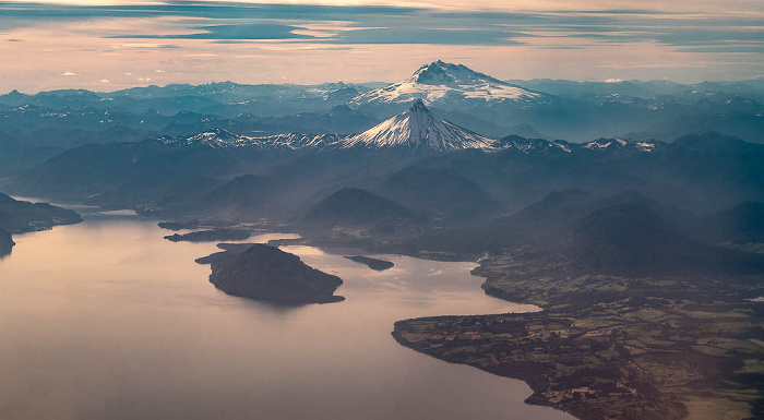 Lago Rupanco, Volcán Puntiagudo, Cerro Tronador (hinten) Patagonien