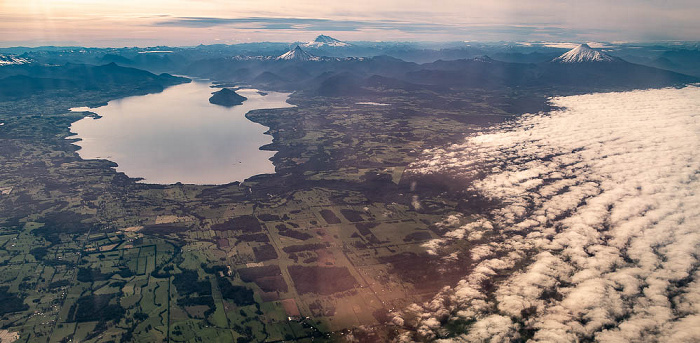 Lago Rupanco, Volcán Puntiagudo, Cerro Tronador (hinten), Volcán Osorno (rechts) Patagonien