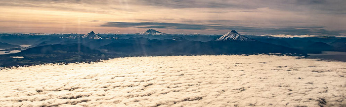 Patagonien V.l.: Volcán Puntiagudo, Cerro Tronador, Volcán Osorno 2022-11-22 Flug SKU421 Santiago de Chile (SCL/SCEL) - El Tepual Int'l (PMC/SCTE) Luftbild aerial photo