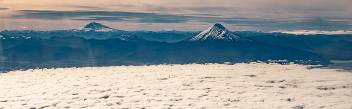 Patagonien Cerro Tronador (links), Volcán Osorno 2022-11-22 Flug SKU421 Santiago de Chile (SCL/SCEL) - El Tepual Int'l (PMC/SCTE) Luftbild aerial photo