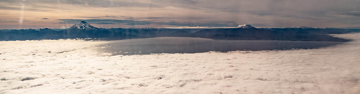 Patagonien Volcán Osorno (links) 2022-11-22 Flug SKU421 Santiago de Chile (SCL/SCEL) - El Tepual Int'l (PMC/SCTE) Luftbild aerial photo