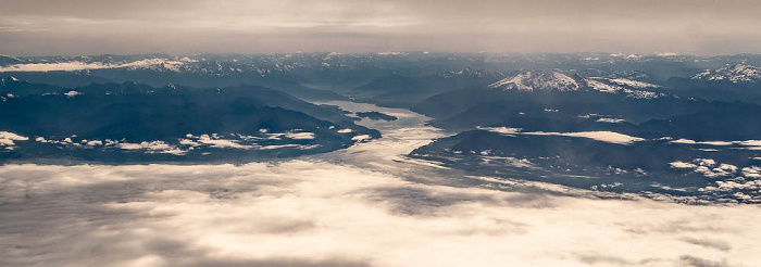 Patagonien Estuario de Reloncaví mit der Isla Marimeli 2022-11-22 Flug SKU421 El Tepual Int'l (PMC/SCTE) - Teniente Julio Gallardo (PNT/SCNT) Luftbild aerial photo