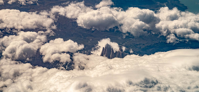 Patagonien Parque nacional Bernardo O'Higgins (Chile) / Parque nacional Los Glaciares (Argentinien): Monte Fitz Roy (Cerro Chaltén) und Cerro Torre 2022-11-22 Flug SKU421 El Tepual Int'l (PMC/SCTE) - Teniente Julio Gallardo (PNT/SCNT) Luftbild aerial photo