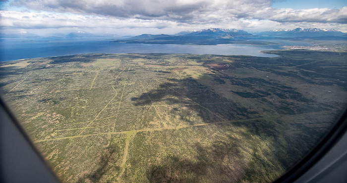 Provincia de Última Esperanza Canal Señoret, Puerto Natales (rechts oben) 2022-11-22 Flug SKU421 El Tepual Int'l (PMC/SCTE) - Teniente Julio Gallardo (PNT/SCNT) Luftbild aerial photo