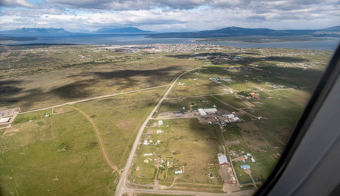 Puerto Natales 2022-11-22 Flug SKU421 El Tepual Int'l (PMC/SCTE) - Teniente Julio Gallardo (PNT/SCNT) Canal Señoret Luftbild aerial photo