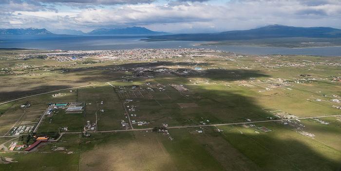 Puerto Natales 2022-11-22 Flug SKU421 El Tepual Int'l (PMC/SCTE) - Teniente Julio Gallardo (PNT/SCNT) Canal Señoret Luftbild aerial photo