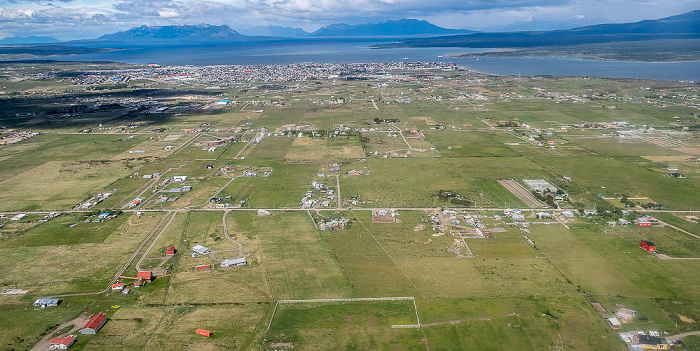 Puerto Natales 2022-11-22 Flug SKU421 El Tepual Int'l (PMC/SCTE) - Teniente Julio Gallardo (PNT/SCNT) Canal Señoret Luftbild aerial photo