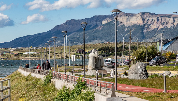 Avenida Pedro Montt: Denkmal Alberto De Agostini Puerto Natales