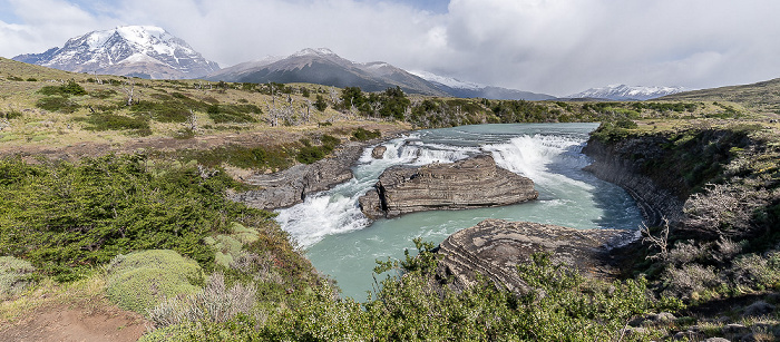 Parque nacional Torres del Paine Rio Paine mit der Cascada del Paine Cordillera Paine
