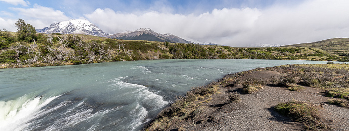 Parque nacional Torres del Paine Rio Paine mit der Cascada del Paine Cordillera Paine Monte Almirante Nieto