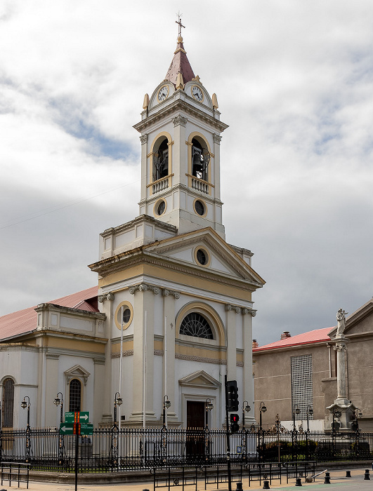 Plaza de Armas Benjamín Muñoz Gamero: Catedral de Punta Arenas Monumento Maria Auxiliadora