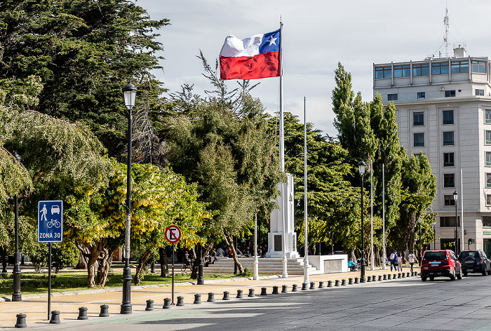 Punta Arenas Plaza de Armas Benjamín Muñoz Gamero: Denkmal Mástil Anglo-Chileno mit chilenischer Flagge