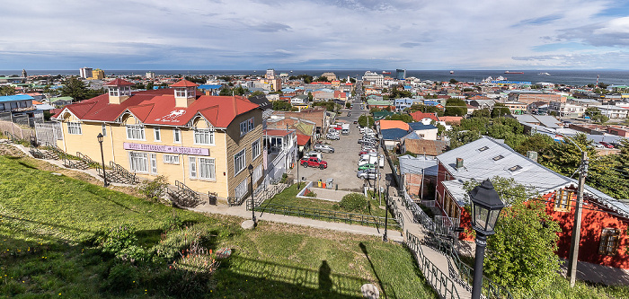 Punta Arenas Blick vom Aussichtspunkt Cerro de la Cruz: Stadtzentrum und Magellanstraße Monseñor José Fagnano