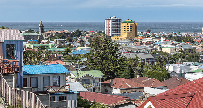 Blick vom Aussichtspunkt Cerro de la Cruz: Stadtzentrum und Magellanstraße Punta Arenas