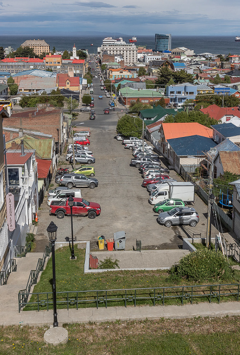 Punta Arenas Blick vom Aussichtspunkt Cerro de la Cruz: Monseñor José Fagnano und Magellanstraße Hotel Casino Dreams