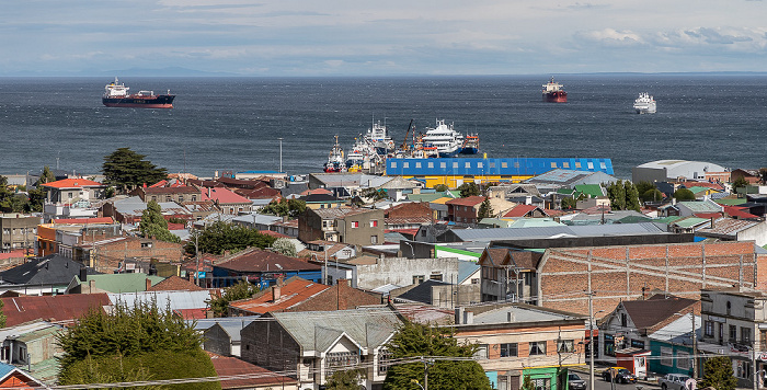 Punta Arenas Blick vom Aussichtspunkt Cerro de la Cruz: Stadtzentrum und Magellanstraße Muelle Arturo Prat Puerto de Punta Arenas