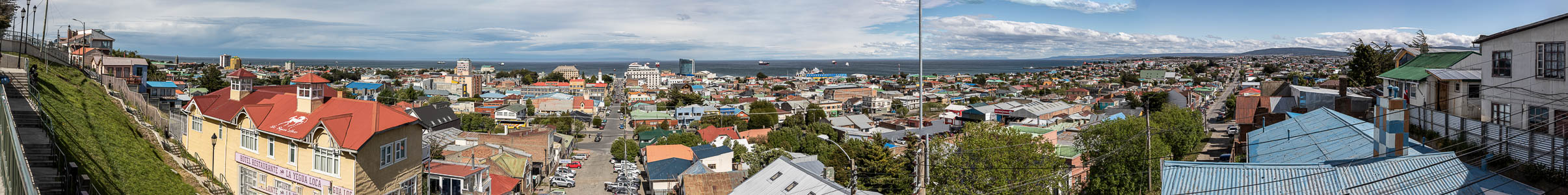 Punta Arenas Blick vom Aussichtspunkt Cerro de la Cruz: Stadtzentrum und Magellanstraße
