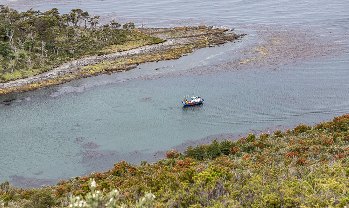 Parque del Estrecho de Magallanes Magellanstraße mit der Bahia Baeriswyl und Fischerboot