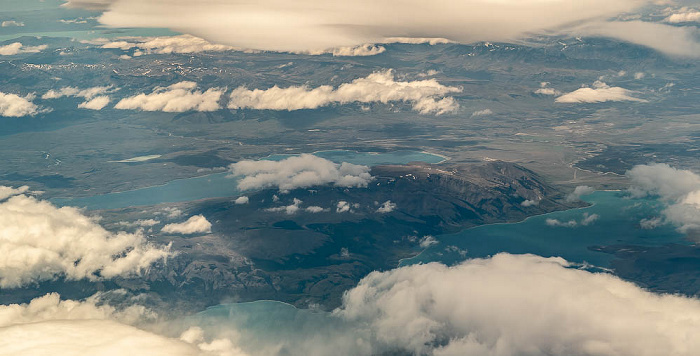 In der Bildmitte der Lago Sarmiento de Gamboa, rechts und unten der Lago del Toro Patagonien